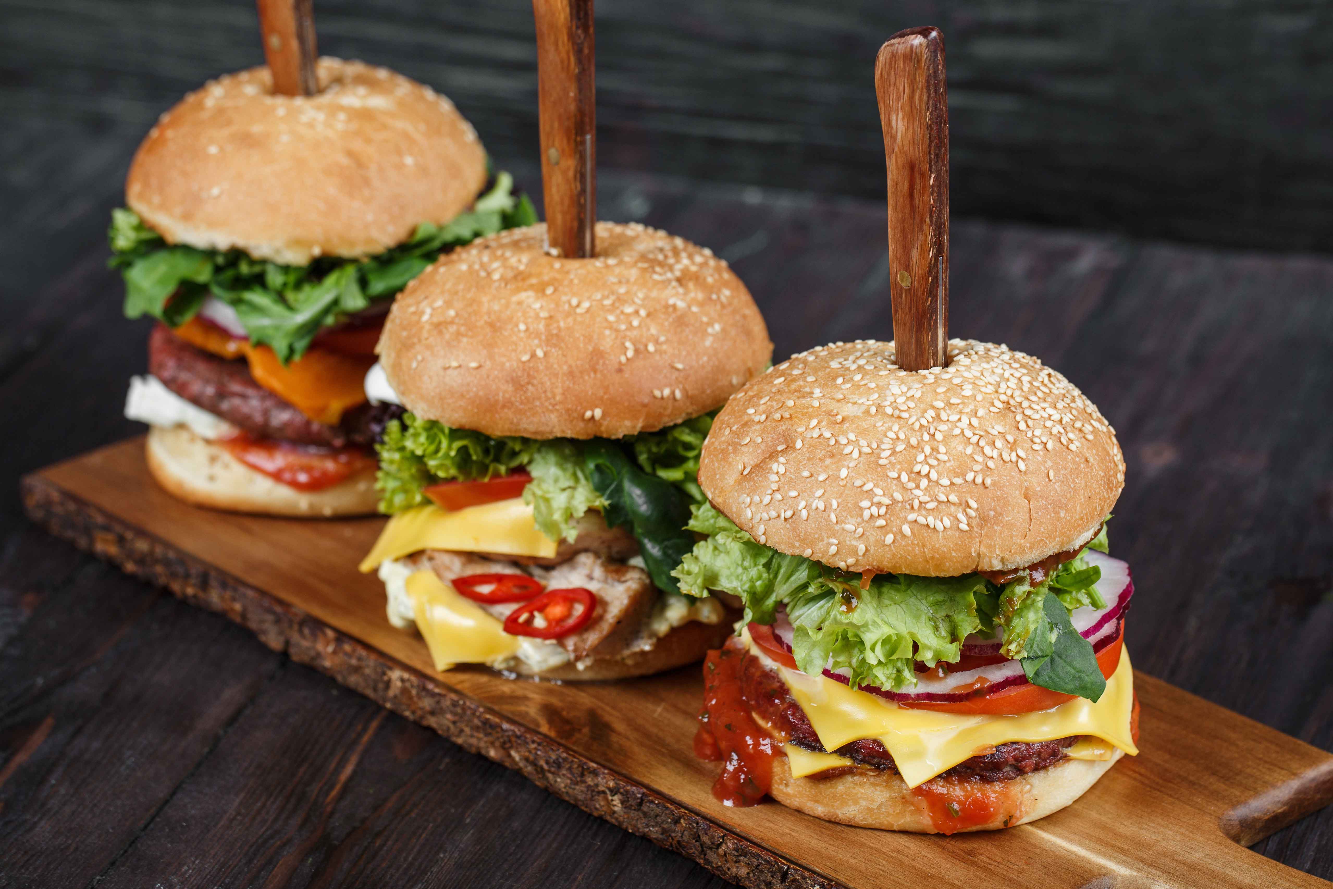 Brisketburger med bacon og BBQ-saus