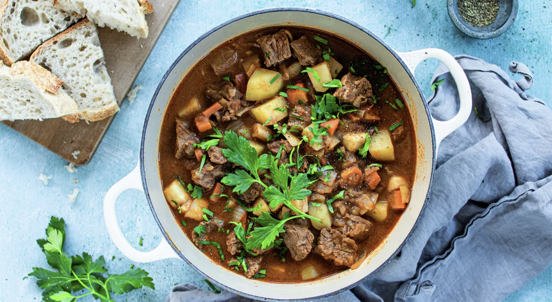 Gulasjsuppe med brød og smør