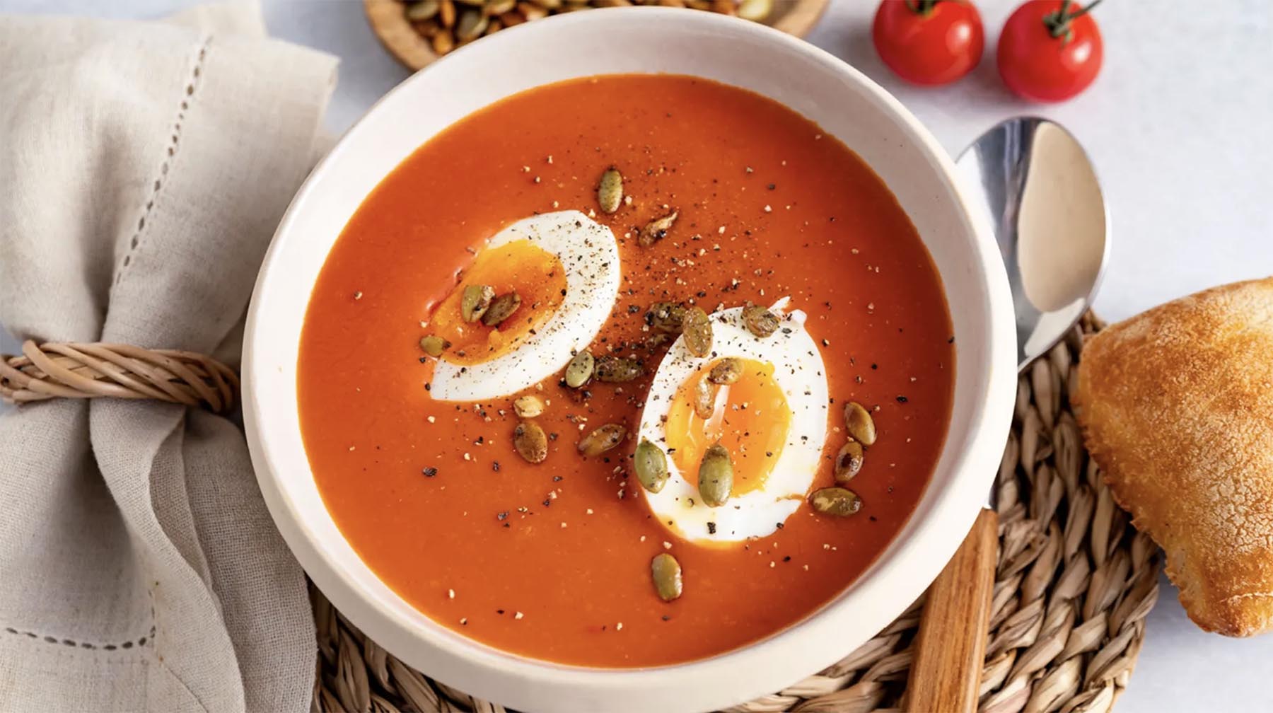 Tomatsuppe med smilende egg og makaroni