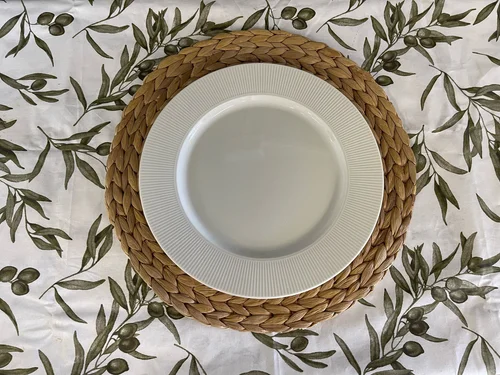 Middagstallerken, hvit med rillet kant