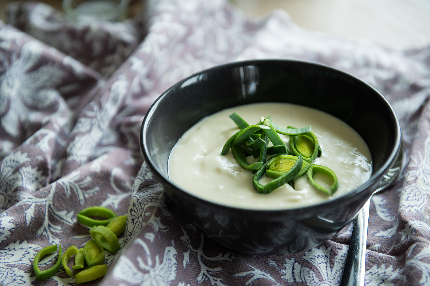 Kremet trøndersk fiskesuppe med torsk, gulrot, purre og sellerirot