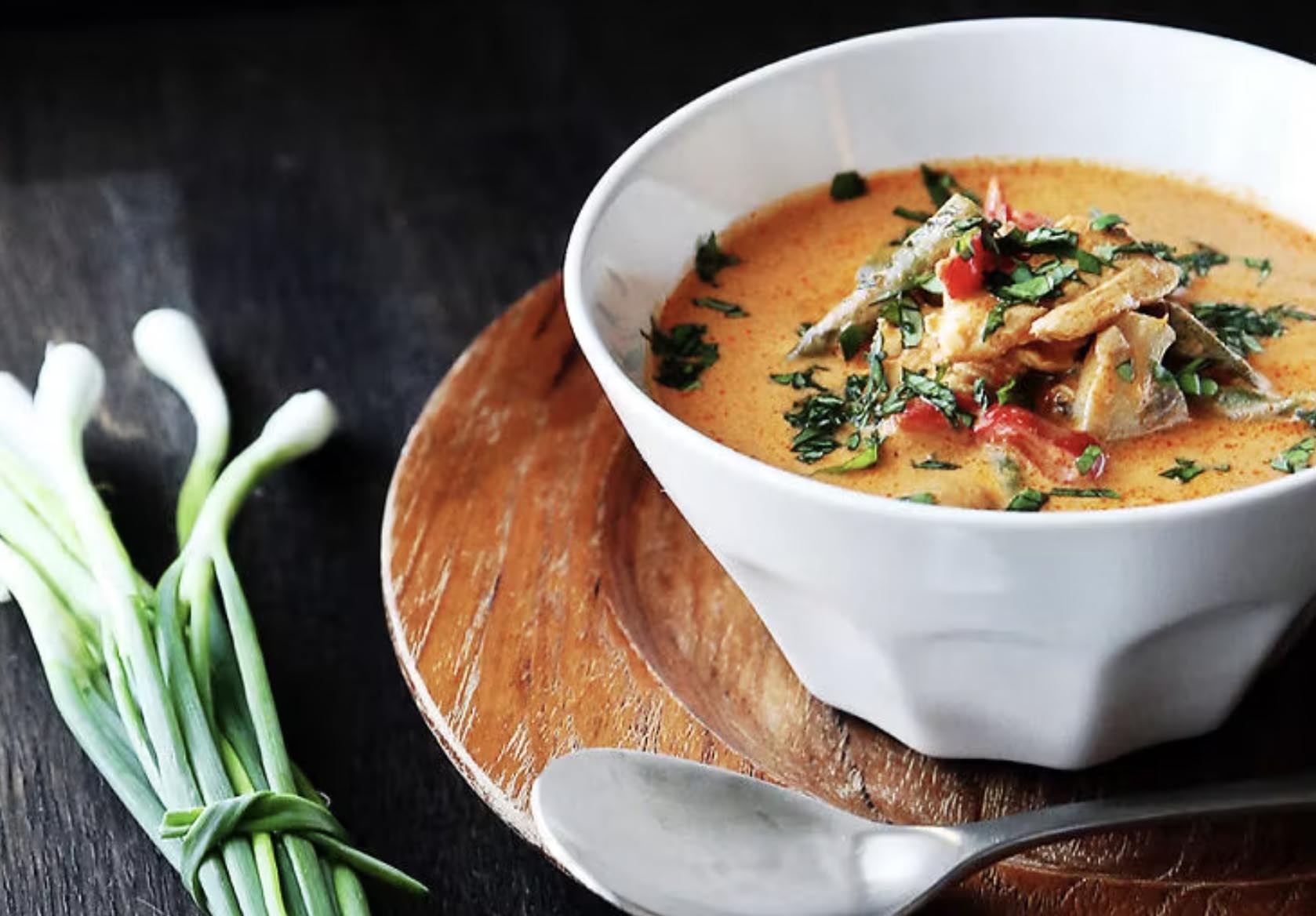 Kyllingsuppe med kokosmelk og vårløk
