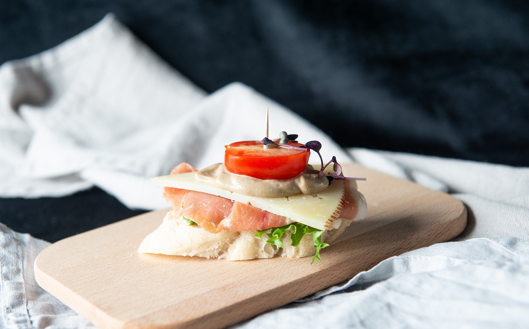 Serranoskinke, manchego og svart aioli